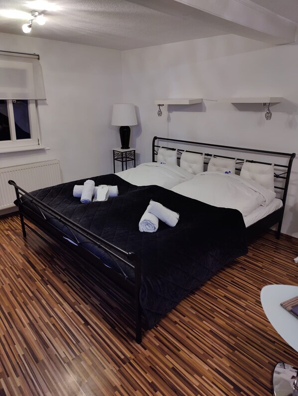 1 habitación, tabla de planchar con plancha, wifi gratis y ropa de cama 