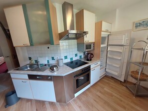 Jääkaappi, mikroaaltouuni, uuni, liesi