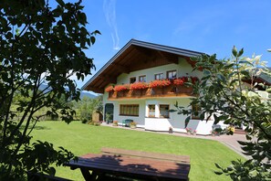 Outdoor dining - Apartment 'Appartment Ennstal' with Mountain View, Private Terrace and Wi-Fi (Radstadt)
