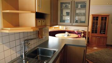 KĂŒhlschrank, Mikrowelle, Ofen, Herdplatte