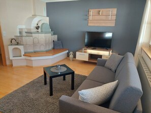 Televisión, chimenea, mesa de ping pong