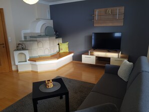 Télévision, cheminée, table de tennis de table