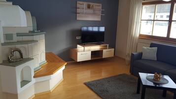 Fernseher, Kamin, Tischtennisplatte