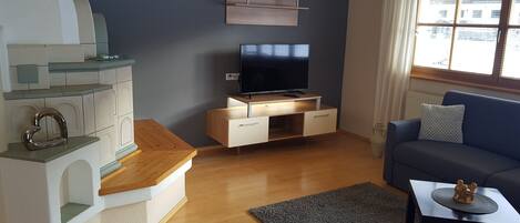 テレビ、暖炉、卓球台