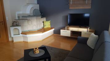 Fernseher, Kamin, Tischtennisplatte