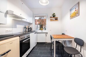 Een koelkast, een oven, een kookplaat, een vaatwasser