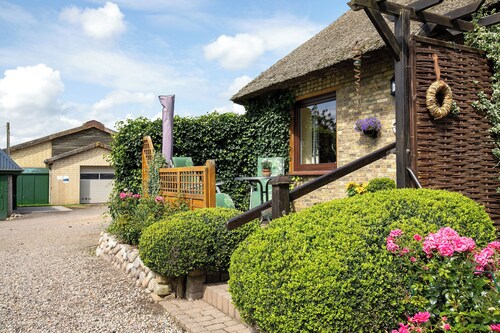 Apartment 'Ferienwohnung Am Eiderdeich' with Private Terrace, Shared Garden and Wi-Fi