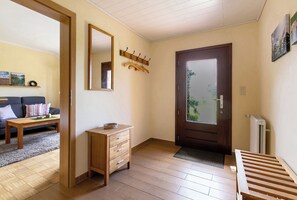 TV - Apartment 'Ferienwohnung Am Eiderdeich' with Private Terrace, Shared Garden and Wi-Fi (Delve)