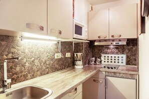 Fridge, microwave, stovetop, coffee/tea maker