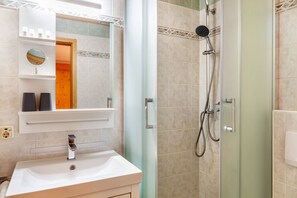 Douche, séchoir à cheveux, serviettes fournies