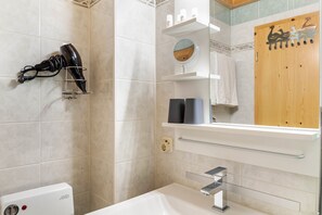 Een douche, een haardroger, handdoeken