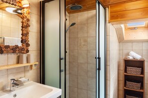Douche, sèche-cheveux, serviettes fournies