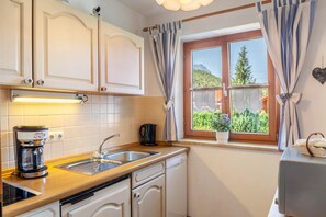 Frigorífico, microondas, placa de cocina y lavavajillas