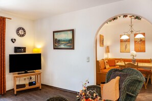 Una televisión, un reproductor de DVD, un reproductor estéreo