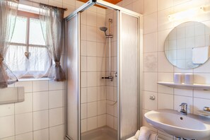 Suihku, hiustenkuivaaja, pyyhkeet