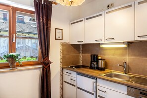 Fridge, microwave, stovetop, dishwasher