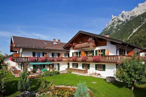 Exterior - Apartment 'Wohnung 4' with Mountain View, Balcony and Wi-Fi (Mittenwald)