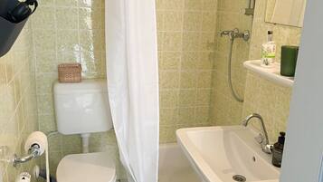 Douche, articles de toilette gratuits, sèche-cheveux