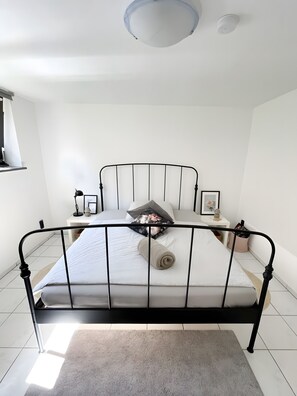 1 bedroom, bed sheets