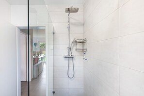 Douche, séchoir à cheveux, serviettes fournies