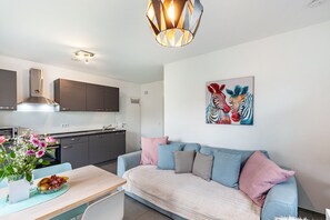 TV - Apartment 'Ruhige Wohnung' with Shared Pool, Private Terrace and Wi-Fi (Brechen)