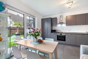 Fridge, microwave, oven, stovetop - Apartment 'Ruhige Wohnung' with Shared Pool, Private Terrace and Wi-Fi (Brechen)