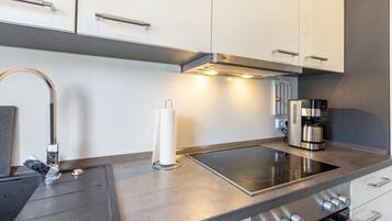 KĂŒhlschrank, Mikrowelle, Ofen, Herdplatte