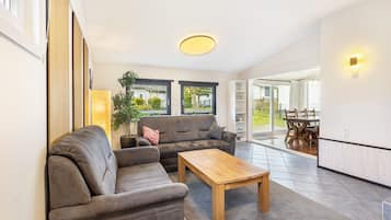 TV, mesa de pingue-pongue