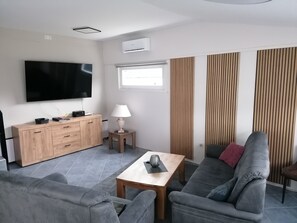 Fernseher, Tischtennisplatte