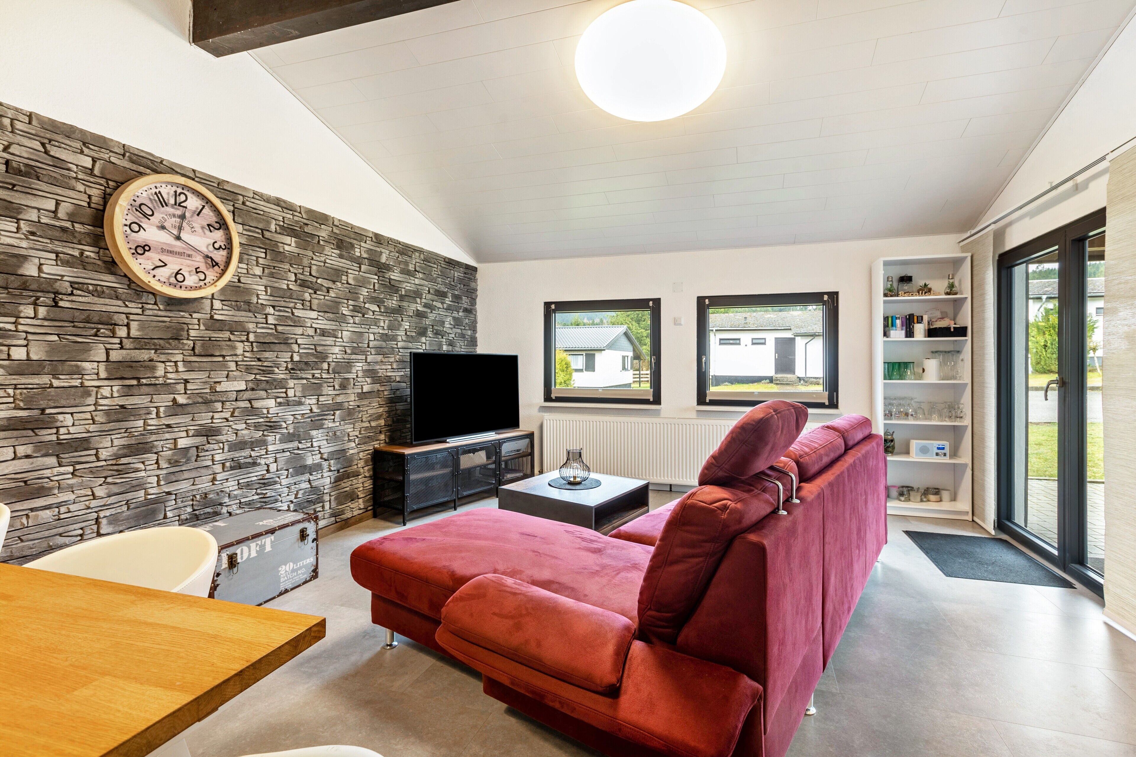 Téléviseur, table de ping-pong