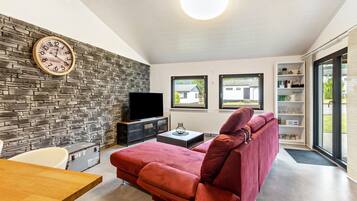 Téléviseur, table de ping-pong