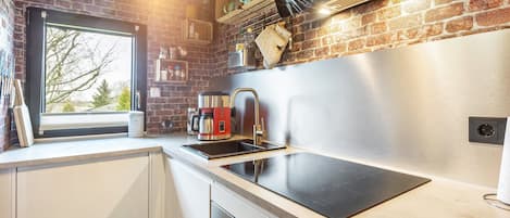 Réfrigérateur, micro-ondes, four, plaque de cuisson