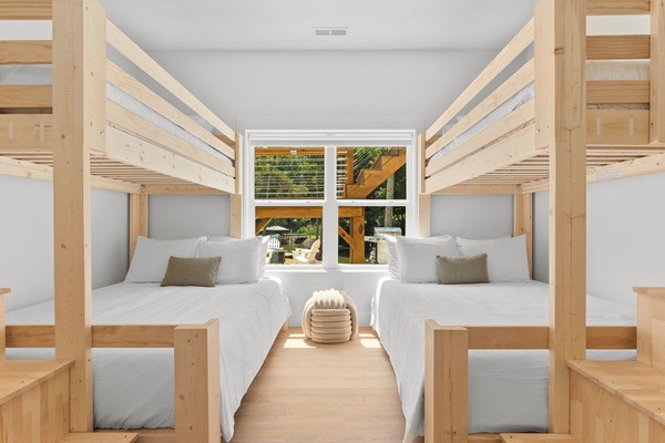 5 dormitoris, planxa i posts de planxar i un bressol de viatge