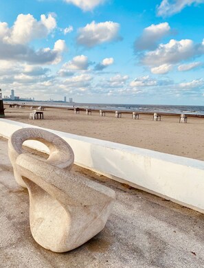 Nær stranden og strandhåndklær