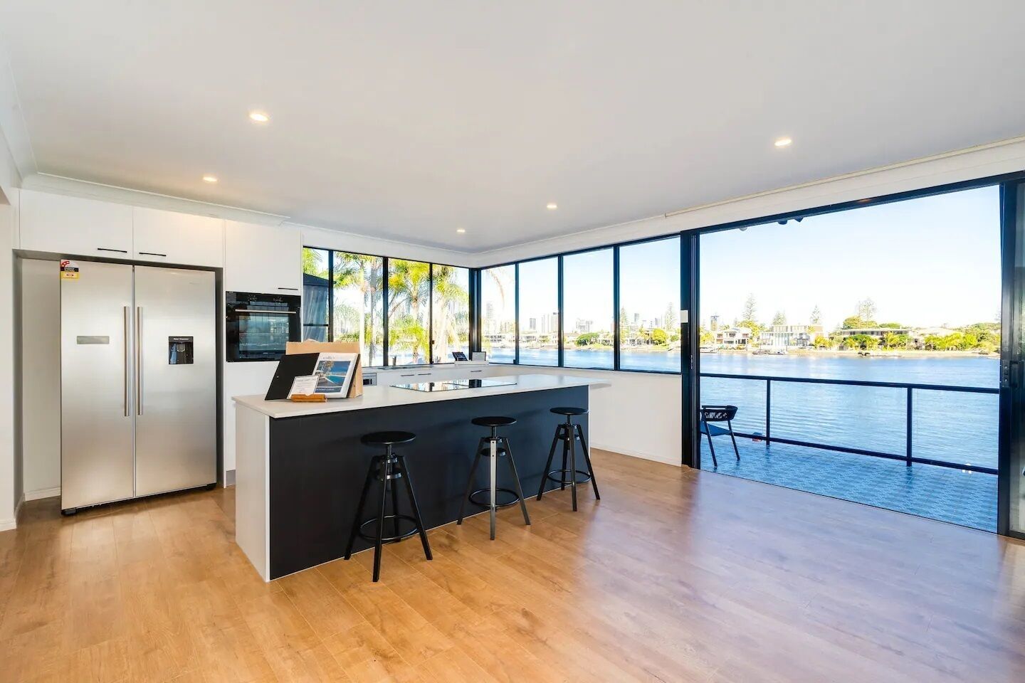 Micro-ondes, four, plaque de cuisson, lave-vaisselle