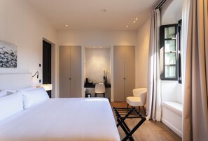 Deluxe Double or Twin Room, 1 King Bed, City View | Down comforters, memory foam beds, free minibar items, in-room safe - Hotel Boutique Sidonia (Jerez de la Frontera)