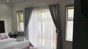 Double Room | Desk, laptop workspace, soundproofing, iron/ironing board (on request) - Royal Bafokeng Guest House (Bloemfontein)