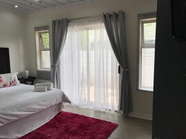 Escritorio y espacio para trabajar con laptop 