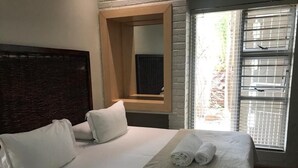 Desk, laptop workspace, soundproofing, iron/ironing board (on request) - Royal Bafokeng Guest House (Bloemfontein)