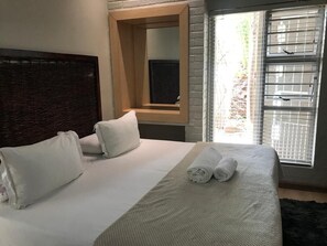 Escritorio y espacio para trabajar con laptop