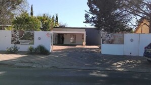 Exterior - Royal Bafokeng Guest House (Bloemfontein)
