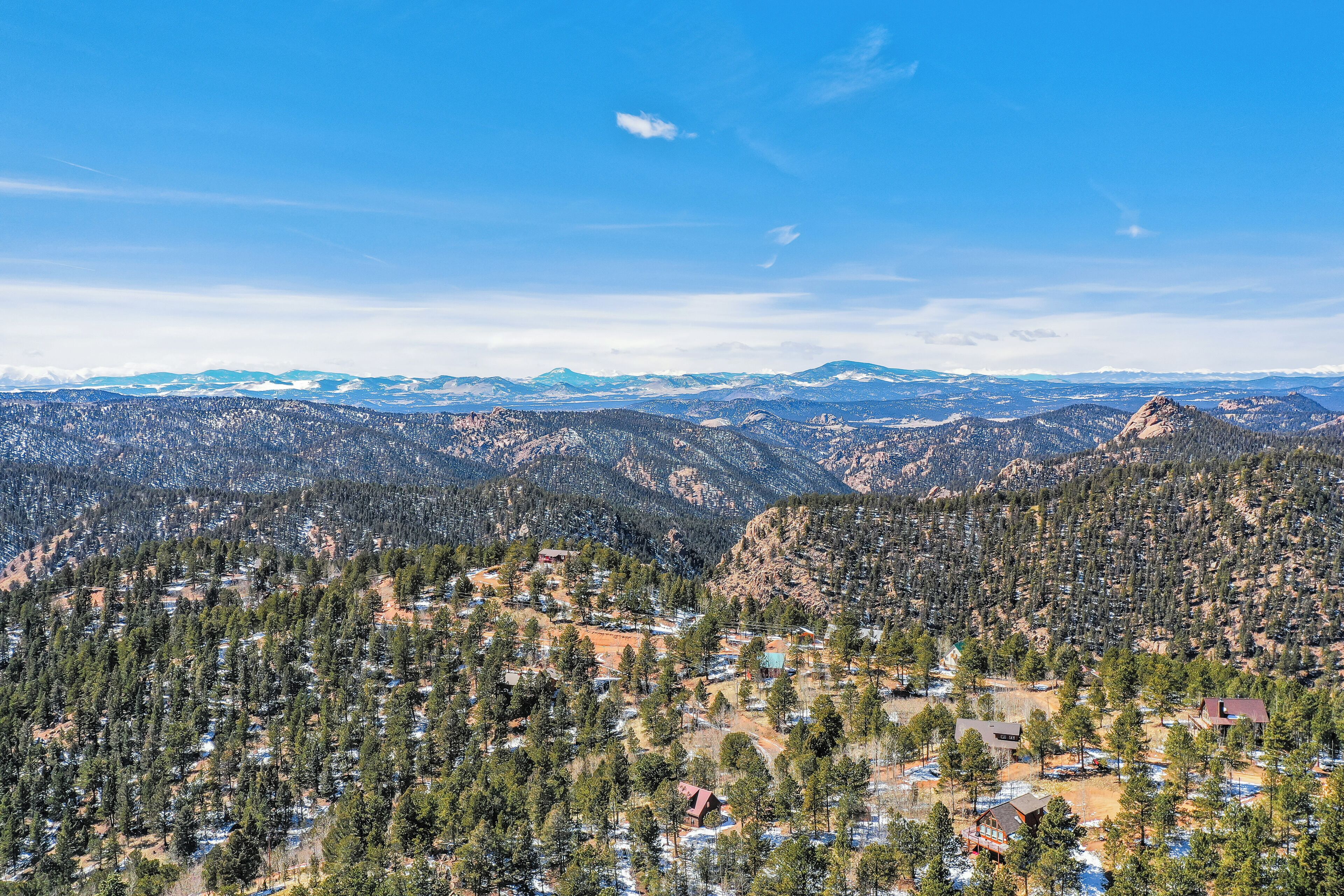 Un paysage montagneux avec un petit village.