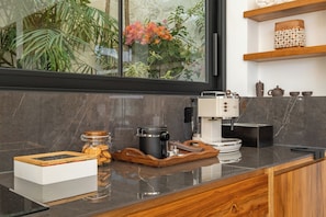 Vila executiva | Cozinha privada | Geladeira, micro-ondas, cooktop, lava-louças