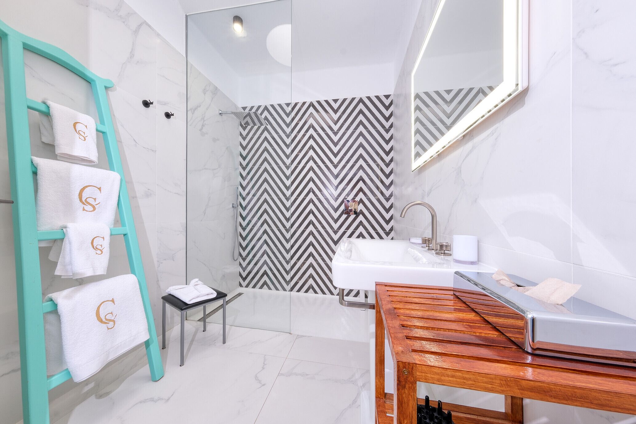 Une salle de bain moderne avec une douche, un lavabo et un meuble-lavabo en bois.