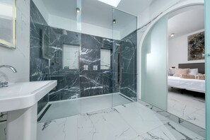 Douche, sèche-cheveux, serviettes fournies
