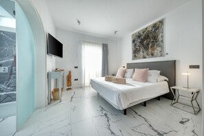 1 dormitori, caixa forta a l'habitació i planxa i posts de planxar