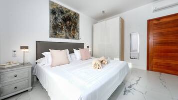 1 slaapkamer, een kluis op de kamer, een strijkplank/strijkijzer