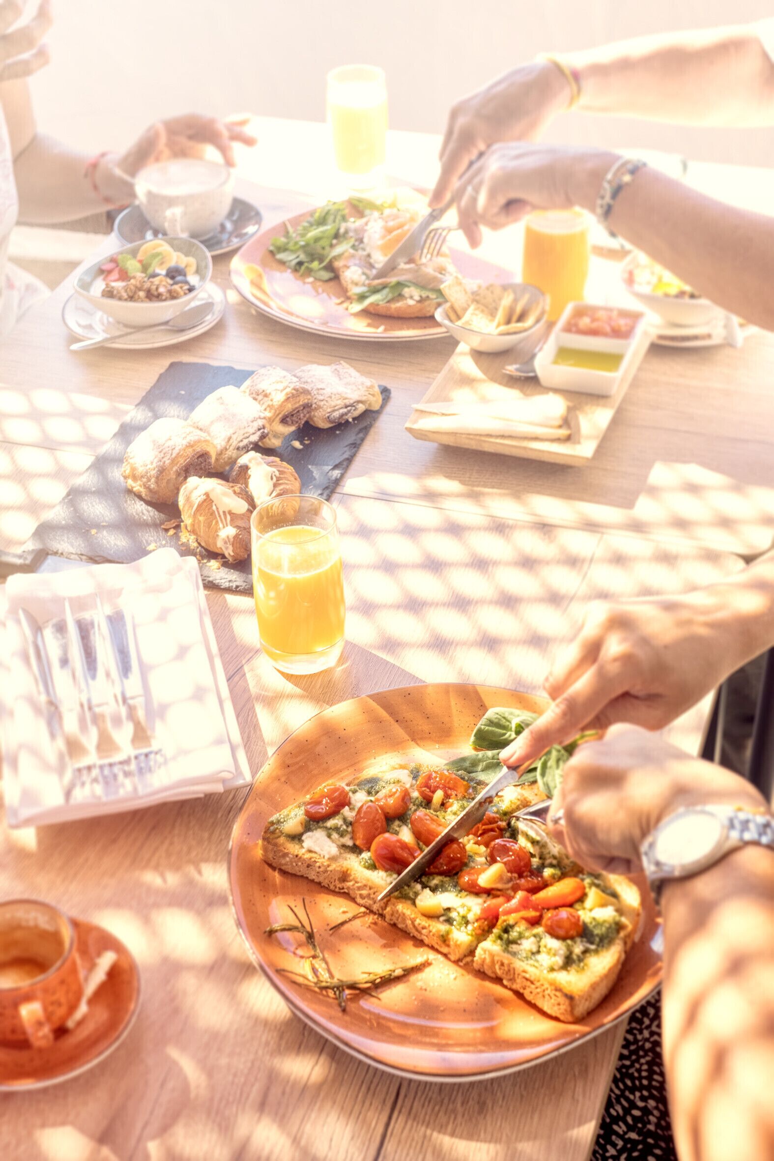 Ett matbord med olika rätter, inklusive pizza och en skål med sallad.