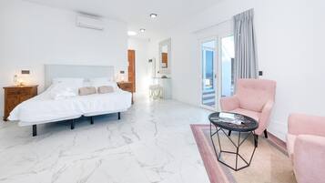 1 slaapkamer, een kluis op de kamer, een strijkplank/strijkijzer