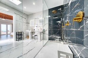Shower, hair dryer, towels - Casa Serena 10, Suite  6 • Breakfast included (Macher)